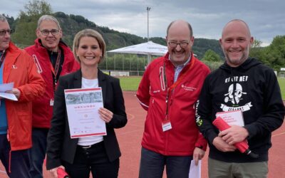 Deutsches Sportabzeichen: Ehrung des St.-Matthias-Gymnasiums in sportlicher Umgebung