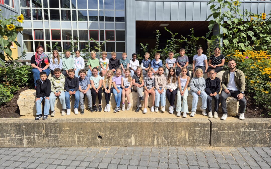 „Mit Schirm und Charm“ – Einschulungsfeier der neuen Fünftklässlerinnen und Fünftklässler am Sankt-Matthias-Gymnasium in Gerolstein