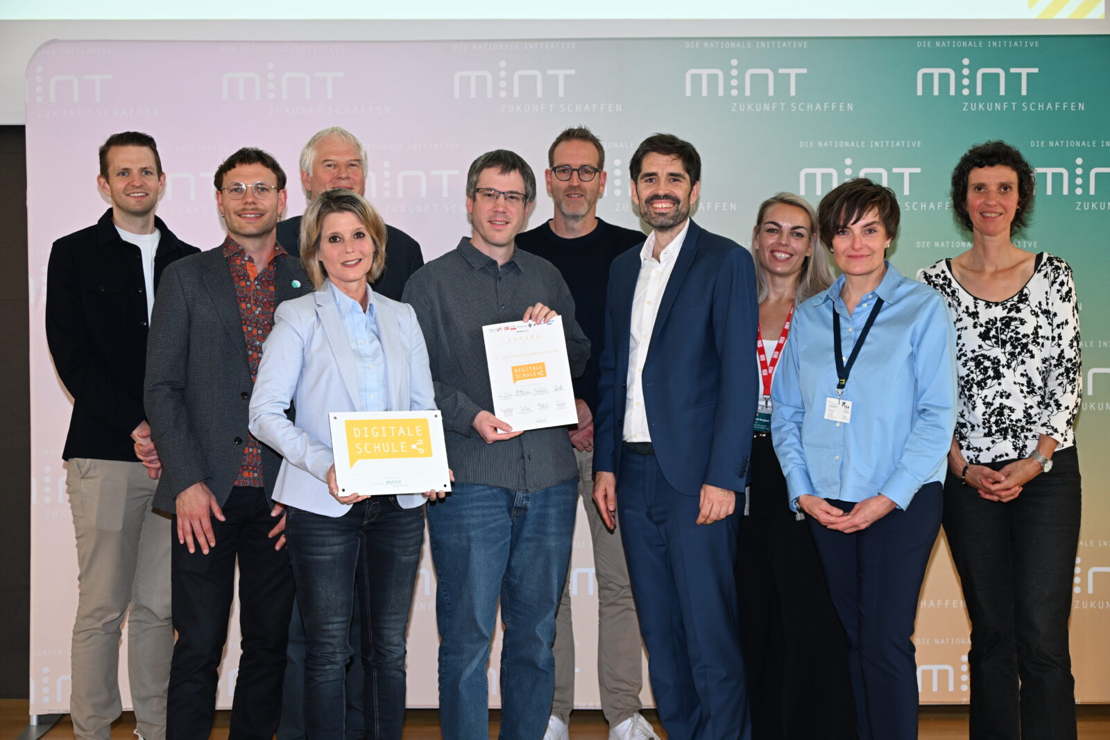 Foto (c) Kristina Schäfer: Schulleiterin Claudia Schneiders, Lehrkräfte Marius Suckrau und Markus Schröder neben Bildungsminister Sven Teuber