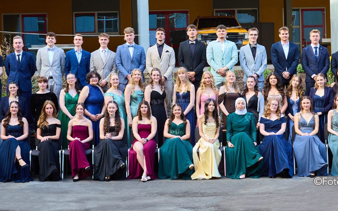 48 Schülerinnen und Schüler haben das Abitur am St.-Matthias-Gymnasium bestanden. Darunter erzielten Lara Arimond und Leon Schegner das Traumergebnis von 1,0. Gemäß ihrem Abimotto „Abivegas – um jeden Punkt gepokert“ feierten die Abiturientinnen und Abiturienten ihren Jackpot.