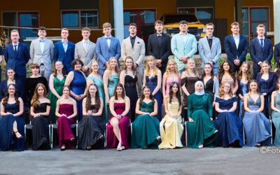 48 Schülerinnen und Schüler haben das Abitur am St.-Matthias-Gymnasium bestanden. Darunter erzielten Lara Arimond und Leon Schegner das Traumergebnis von 1,0. Gemäß ihrem Abimotto „Abivegas – um jeden Punkt gepokert“ feierten die Abiturientinnen und Abiturienten ihren Jackpot.